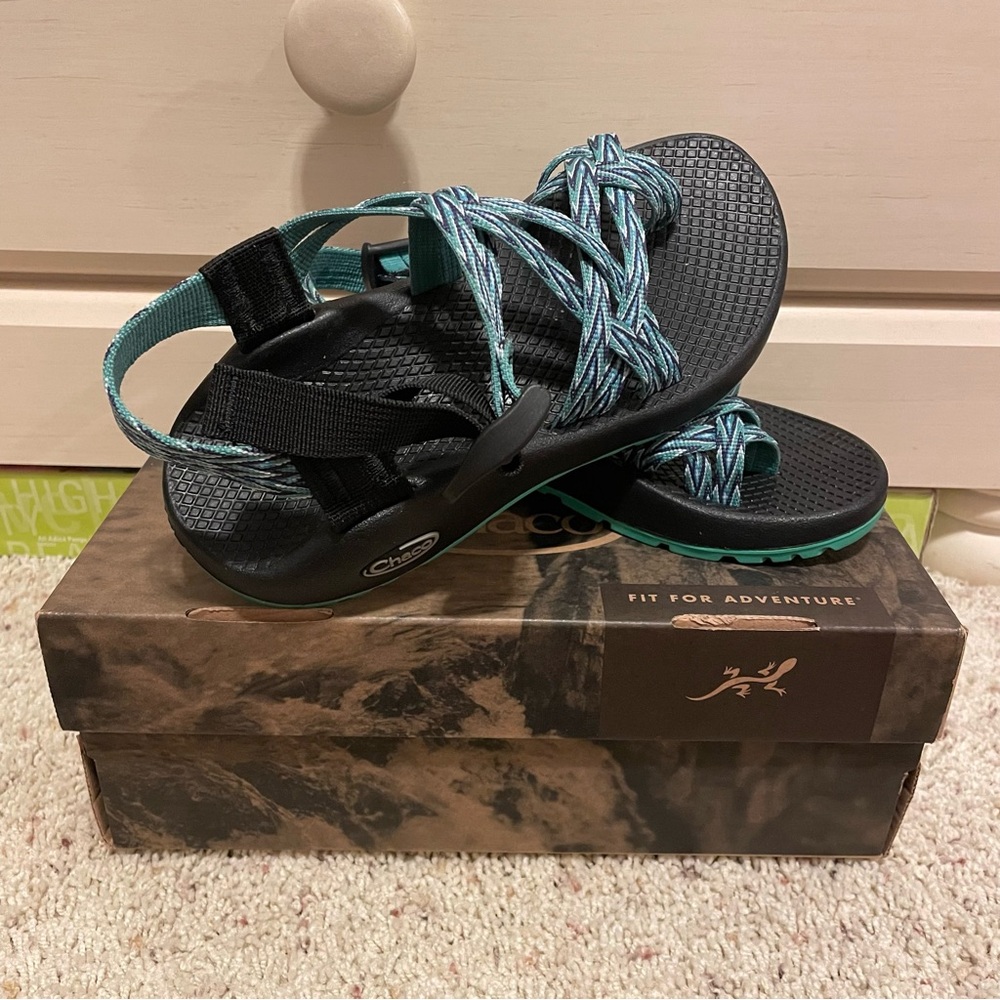 NWT Size 5 women’s Chacos Zx2 Classic sandals in black and blue